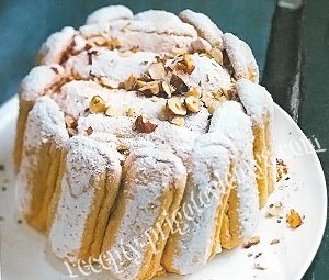Шарлотка с лесными орехами