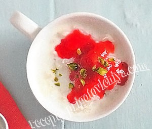 Молочный рис с клубникой