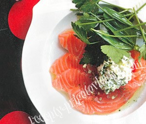 Карпаччо из лосося с соусом
