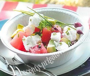 Салат с арбузом и сыром фета
