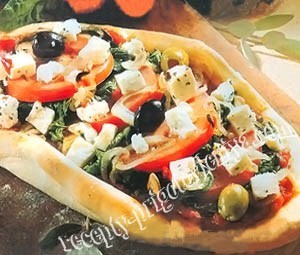 Пицца с фетой и помидорами