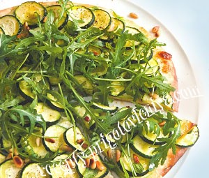 Зеленая пицца с руколой