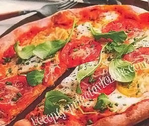 Пицца с помидорами и моцареллой