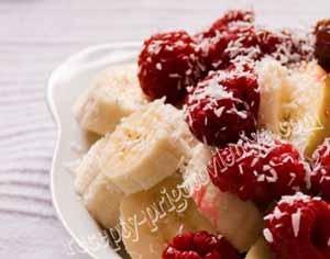 Салат банановый с малиной
