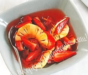 Салат с клубникой в сиропе
