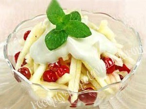 Салат из яблок и брусники
