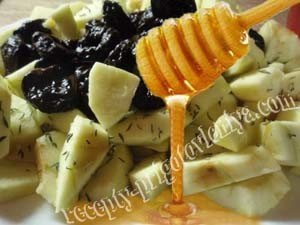 Салат из яблок с черносливом