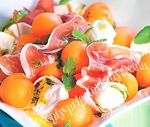 Салат с дыней и ветчиной