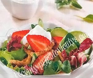 Салат из индейки с клубникой
