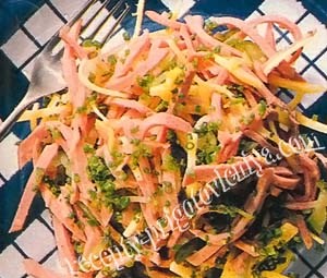 Салат с колбасой и сыром