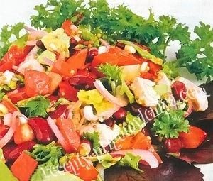 Салат с курицей и фасолью