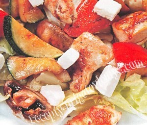 Салат с курицей, фетой и овощами