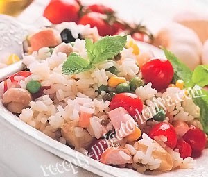 Салат с курицей, рисом и овощами