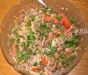 Салат мясной с помидорами