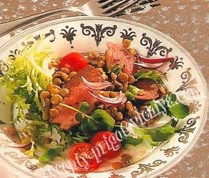 Салат с утиной грудкой и чечевицей