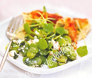 Салат из бобов с сыром и мятой
