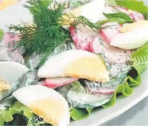 Салат с редисом в сметанном соусе
