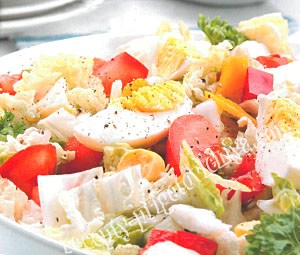 Весенний салат с яйцами и овощами