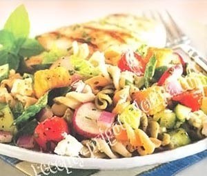 Салат с пастой, фетой и редиской