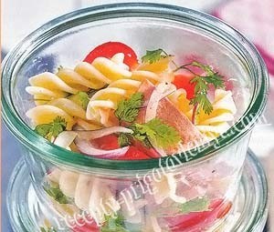 Салат с пастой и колбасой