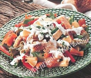 Салат с пастой и копченой курицей