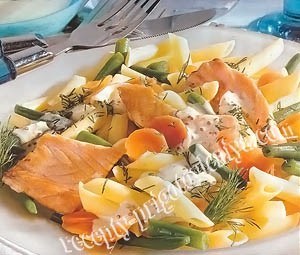 Салат с пастой, лососем и спаржей