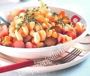 Салат с пастой и сосисками