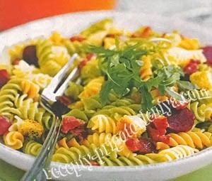 Салат с пастой, беконом и колбасой