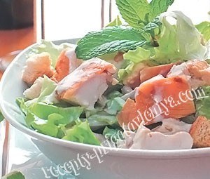 «Цезарь» с курицей и орехами