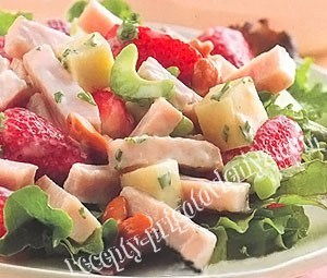Салат с индейкой и клубникой