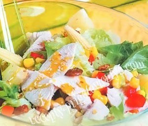 Салат с курицей и ананасами