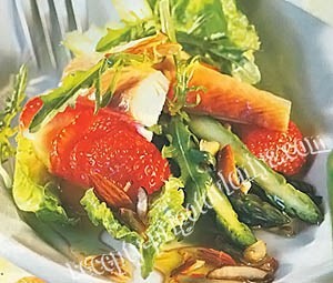 Салат с форелью и клубникой