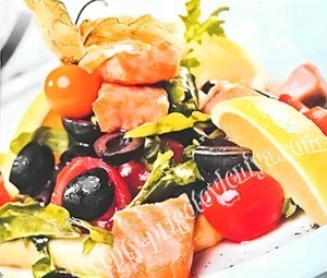 Салат с форелью и оливками