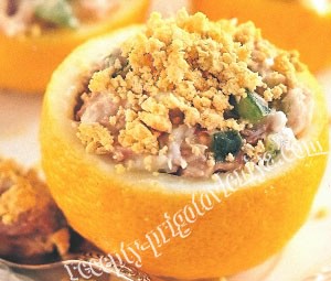 Рыбный салат в корзинках из лимона