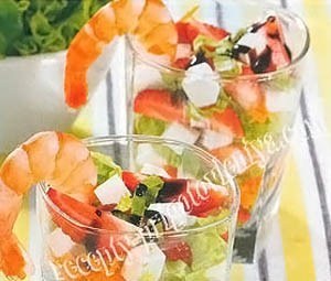 Салат из креветок с клубникой