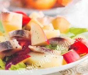 Салат с сельдью и яблоками