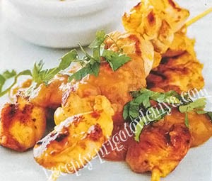 Курица, жаренная на шпажках