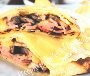 Блины с ветчиной, грибами и сыром