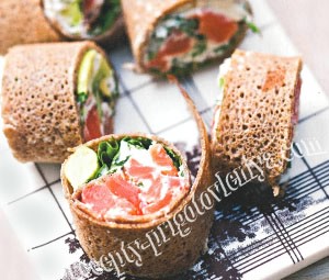 Блинные рулеты с лососем и сыром