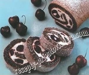 Шоколадный рулет с вишнями