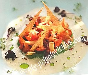 Лисички с пюре и чипсами