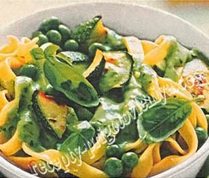 Лапша с цуккини и горошком
