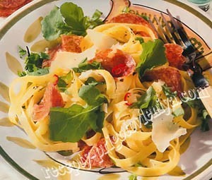 Лапша с салями и руколой