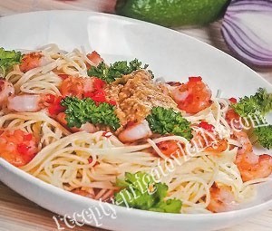 Спагетти с креветками и соусом