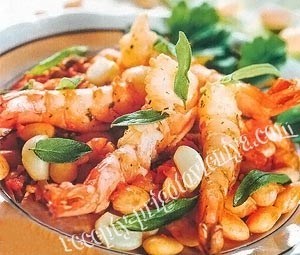 Фасоль с креветками и чесноком