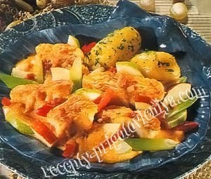 Морской окунь с фруктами