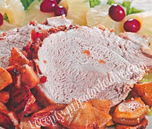 Запеченный окорок с фруктами