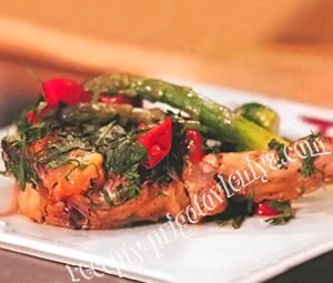 Запеченное мясо с соусом