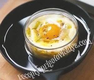 Яйца кокот с луковым кремом