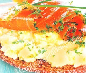 Канапе с омлетом и лососем